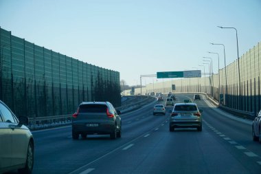 Varşova, Polonya - 4 Şubat 2026: Parlak bir kış günü S2 güney by-pass 'ı boyunca seyahat eden araç