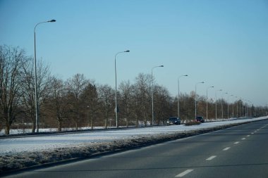 Varşova, Polonya - 4 Şubat 2026: Kış manzaralı ve yol ışıklarıyla Przyczolkowa Caddesi