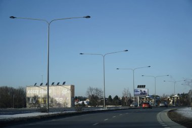 Varşova, Polonya - 4 Şubat 2026: Varşova 'da modern sokak ışıklandırması ile Przyczolkowa Caddesi geniş görüş alanı