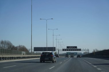 Varşova, Polonya - 4 Şubat 2026: Uzak arabalarla Güney Varşova Baypas S2 'yi geniş görüş