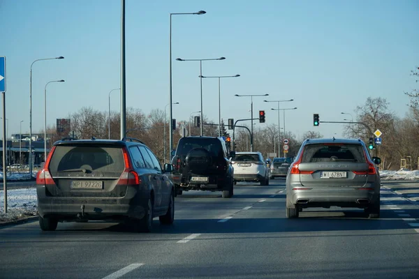 Varşova, Polonya - 4 Şubat 2026: Varşova 'da Przyczolkowa Caddesi' nde günlük ulaşım