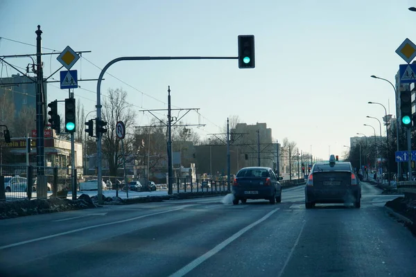 Varşova, Polonya - 4 Şubat 2026: Grojecka Caddesi 'nde trafik ışıkları ve tramvay altyapısı olan kavşak