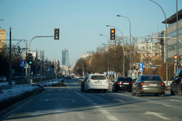 Varşova, Polonya - 4 Şubat 2026: Grojecka Caddesi 'ndeki trafik ve modern altyapı