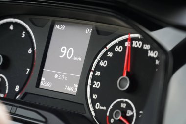 Kontrol panelindeki dijital hız göstergesi Geçerli Hızı gösterir