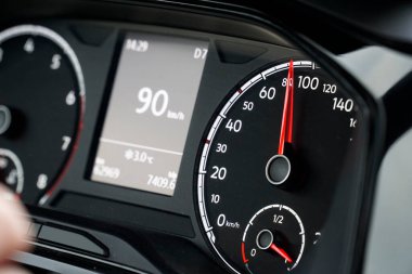 Kontrol panelindeki dijital hız göstergesi Geçerli Hızı gösterir