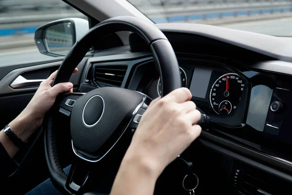 Sürücü Araba Kullanırken Ellerini Direksiyonda Tutar