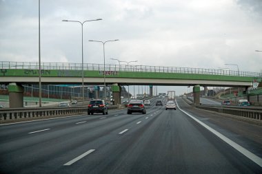 Varşova, Polonya - 2 Şubat 2025 Güney Varşova Bypass 'ında bir karayolu köprüsü altında seyahat eden arabalar