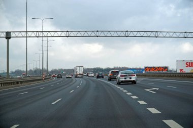 Varşova, Polonya - 2 Şubat 2025 S2 Güney Varşova çevre yolunda trafik bulutlu bir günde