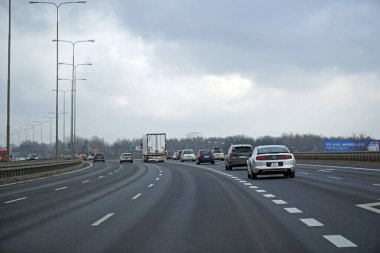 Varşova, Polonya - 2 Şubat 2025 - S2 otoyolunda giden bir arabadan görüntü