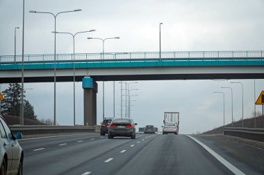 Varşova, Polonya - 2 Şubat 2025 - S2 yolundaki modern otoyol altyapısı