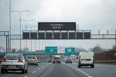 Varşova, Polonya - 2 Şubat 2025 - S2 Güney Varşova çevre yolu üzerindeki bilgi panoları