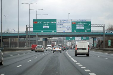 Varşova, Polonya - 2 Şubat 2025 - S2 Güney Varşova Bypass 'ında trafik işaretleri yaklaşıyor