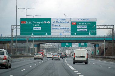 Varşova, Polonya - 2 Şubat 2025 - Varşova 'daki S2 otoyolunda Poznan ve Lublin' e giden güzergahları gösteren yön işaretleri