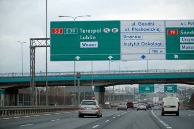 Varşova, Polonya - 2 Şubat 2025 - S2 otoyolunda çoklu şerit trafiği