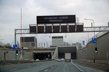 Varşova, Polonya - 2 Şubat 2025 Ursynow bölgesinin altındaki yeraltı tüneline giren arabalar