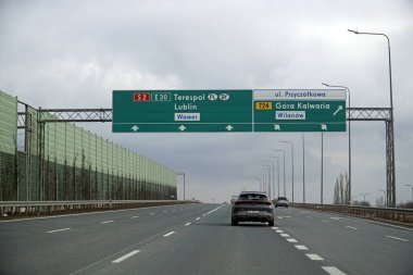 Varşova, Polonya - 2 Şubat 2025 - S2 Güney Varşova çevre yolunda yeşil yönlü işaretler