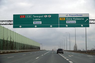 Varşova, Polonya - 2 Şubat 2025 S2 yolundaki yön tabelalarının altından geçen trafik