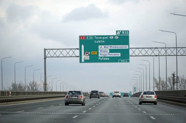 Varşova, Polonya - 2 Şubat 2025 - Güney Varşova Bypass S2 rotasındaki trafiğin arka görüntüsü