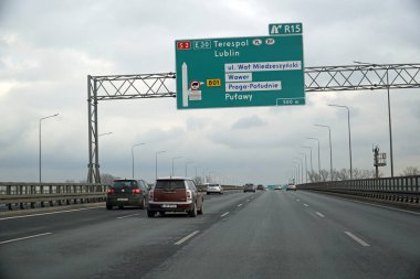 Varşova, Polonya - 2 Şubat 2025 - S2 otobanından ayrılan trafik için bilgi girişi