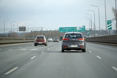 Varşova, Polonya - 2 Şubat 2025 - Varşova 'daki çıkış işaretlerine yaklaşan S2 otobanındaki arabalar