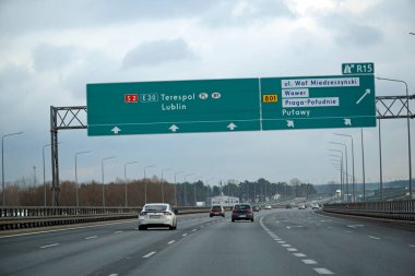 Varşova, Polonya - 2 Şubat 2025 - Yeşil işaretli modern S2 otoyol altyapısı