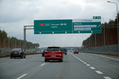 Varşova, Polonya - 2 Şubat 2025 - S2 by-pass 'ın ormanlık bölümü boyunca sürüş