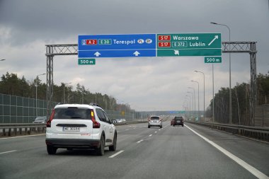 Varşova, Polonya - 2 Şubat 2025 - S17 ve S2 kavşağında mavi ve yeşil tepe işaretleri