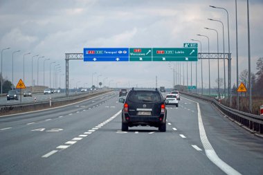 Varşova, Polonya - 2 Şubat 2025 - S17 ve Lublin için yön tabelalarıyla otoyol kavşağı