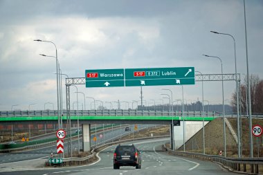 Varşova, Polonya - 2 Şubat 2025 - S17 otobanına giriş rampası