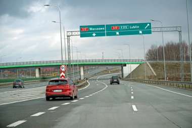 Varşova, Polonya - 2 Şubat 2025 Lublin 'e giden S17 yolunda bir köprü altında