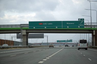 Varşova, Polonya - 2 Şubat 2025 - Lublin ve Varşova 'ya doğru S17 otoyolu için yön işareti