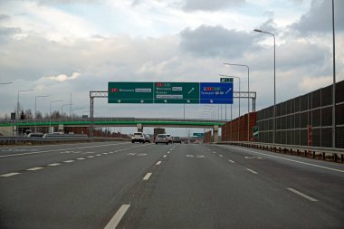 Varşova, Polonya - 2 Şubat 2025 - Lublin 'e doğru S17 otoyolunun üzerindeki yön işaretleri