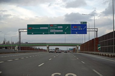 Varşova, Polonya - 2 Şubat 2025 - S17 ve S2 kavşağında çok şeritli trafik