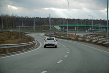 Varşova, Polonya - 2 Şubat 2025 Lubelska kavşağında virajlı bir yolda giden araba