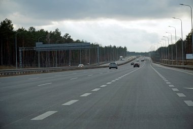 Varşova, Polonya - 2 Şubat 2025 - Varşova 'ya giden S17 otoyolunun uzun düz bölümü