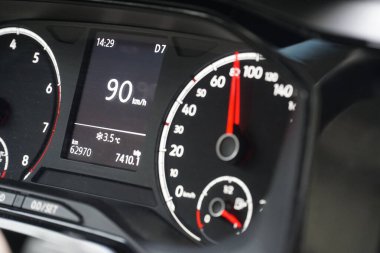 Varşova, Polonya - 2 Şubat 2025 - Otoyolda giderken saatte 90 km hız göstergesi