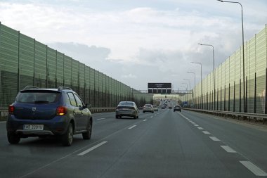 Varşova, Polonya - 2 Şubat 2025 - S2 çevre yolunda trafik akustik ses engelleriyle korunuyor