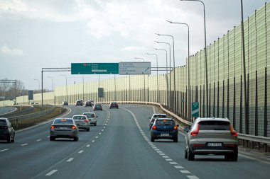 Varşova, Polonya - 2 Şubat 2025 - Güney Varşova Geçidi 'nde kış boyunca banliyö trafiği