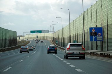 Varşova, Polonya - 2 Şubat 2025 - Uzun akustik ekranlı modern S2 ekran görüntüsü