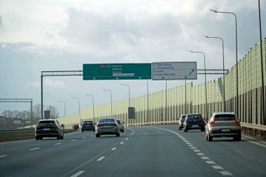 Varşova, Polonya - 2 Şubat 2025 - Varşova 'nın yerleşim alanları yakınlarındaki S2 rotasında seyahat eden araçlar