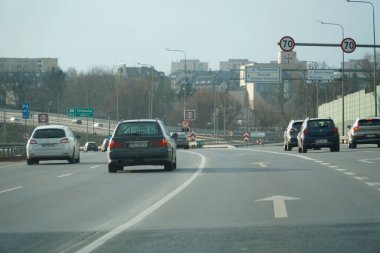 Varşova, Polonya - 2 Şubat 2025 - Çevre yolunda trafik birleşiyor