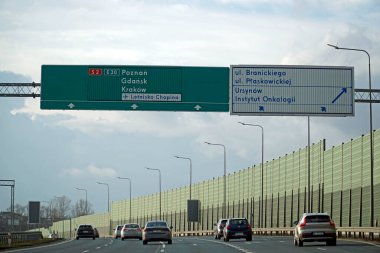 Varşova, Polonya - 2 Şubat 2025 - S2 yan yolundaki istikamet tabelaları