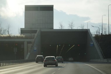 Varşova, Polonya - 2 Şubat 2025 S2 otobanındaki Ursynow tüneline giren araba