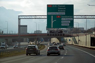 Varşova, Polonya - 2 Şubat 2025 - Poznan ve Wroclaw 'a giden yol işareti
