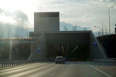 Varşova, Polonya - 2 Şubat 2025 Modern yol tüneline giden araçlar