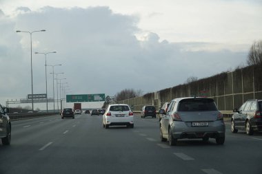 Varşova, Polonya - 2 Şubat 2025 - Şehir çıkışı yakınlarındaki Güney Varşova Geçidi 'nde trafik ilerliyor