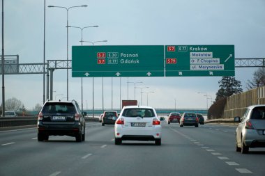 Varşova, Polonya - 2 Şubat 2025 - S2 yolundaki otoyol işaretleri