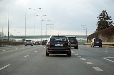 Varşova, Polonya - 2 Şubat 2025 - Banliyö trafiği olan geniş S2 çevre yolunun görüntüsü