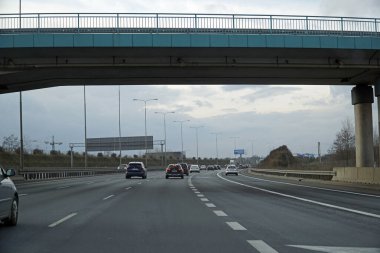 Varşova, Polonya - 2 Şubat 2025 - S2 otoyolu boyunca uzanan üstgeçit köprüsü