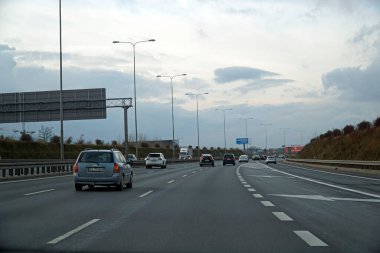 Varşova, Polonya - 2 Şubat 2025 Güney Varşova Bypass 'ının gri bir gökyüzü altında düz bir bölümü